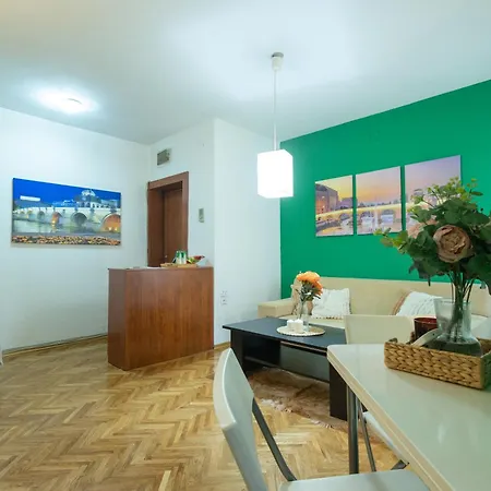 Retro Center Apt, 5 Min To Main Square Skopje